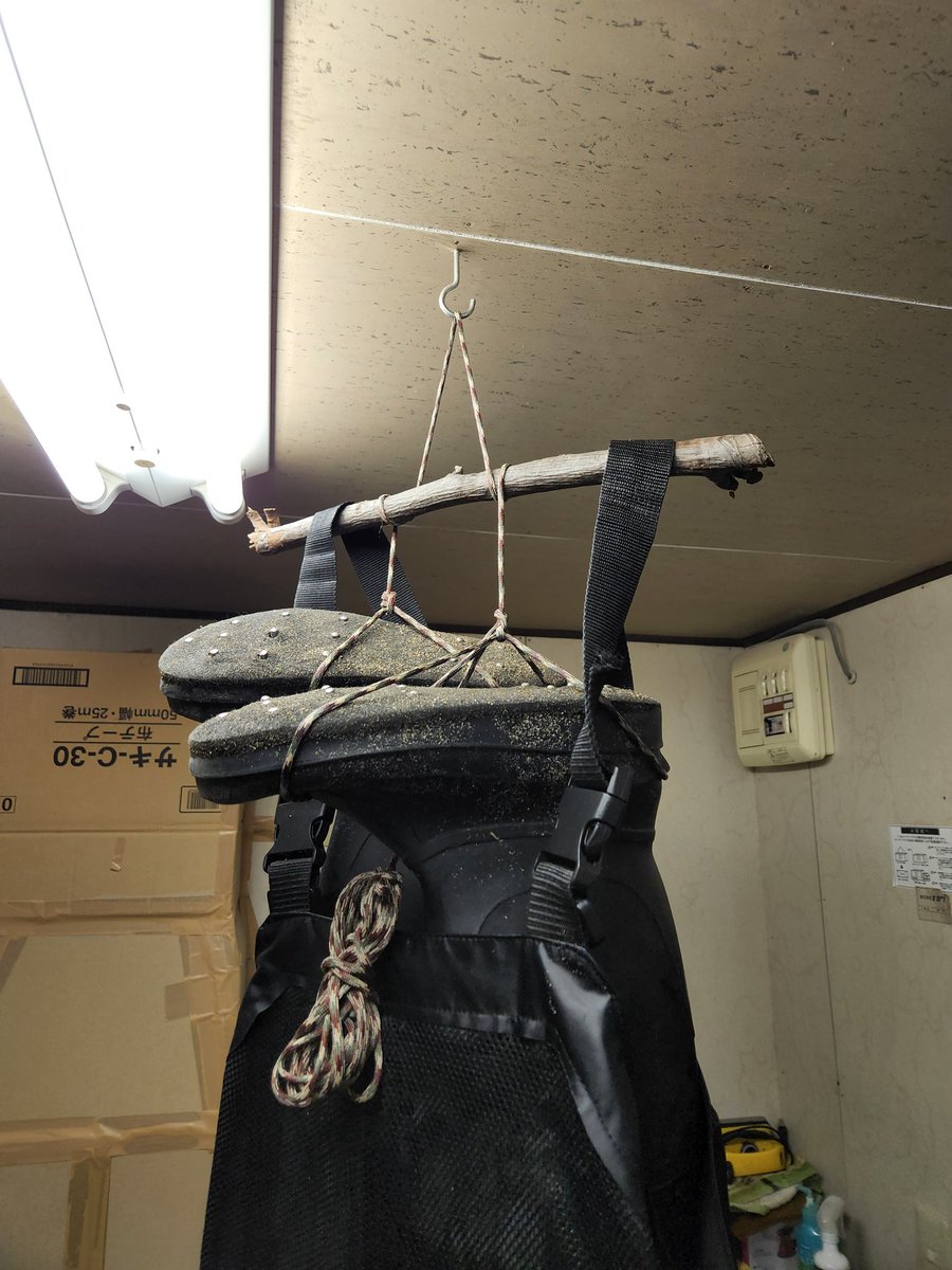 izutimaru9's tweet photo. 胴付きを逆さ吊りしたいと思った時に適当な枝と適当な紐で吊るす事に成功、これで現場でも乾かせるぜ！（右足に穴が空いてるのでいくら乾かしても秒殺の模様） https://t.co/Xv3oNpJYgY