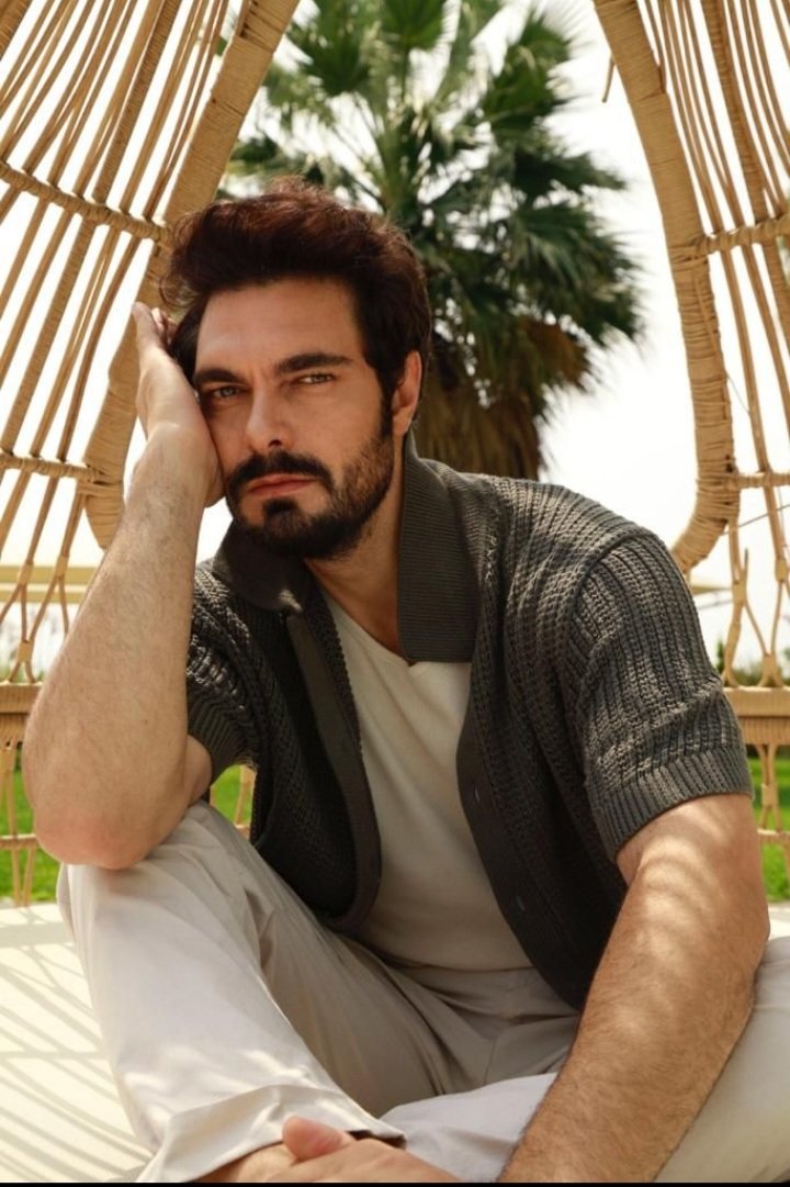 ceyhan_pinari's tweet photo. Hülya teyzem hürmetle ellerinden öpüyorum bize bi çıtlatıversen Allahaşkına sen bu oğluna ne yedirip ne içiriyosunda her geçen gün daha bi yakışıklı daha bi afet oluyor ayrıca yıllara da meydan okuyor maşallah süphanallah🧿💙
#HalilİbrahimCeyhan
@halilibrahimin https://t.co/Avsv7kEGGw