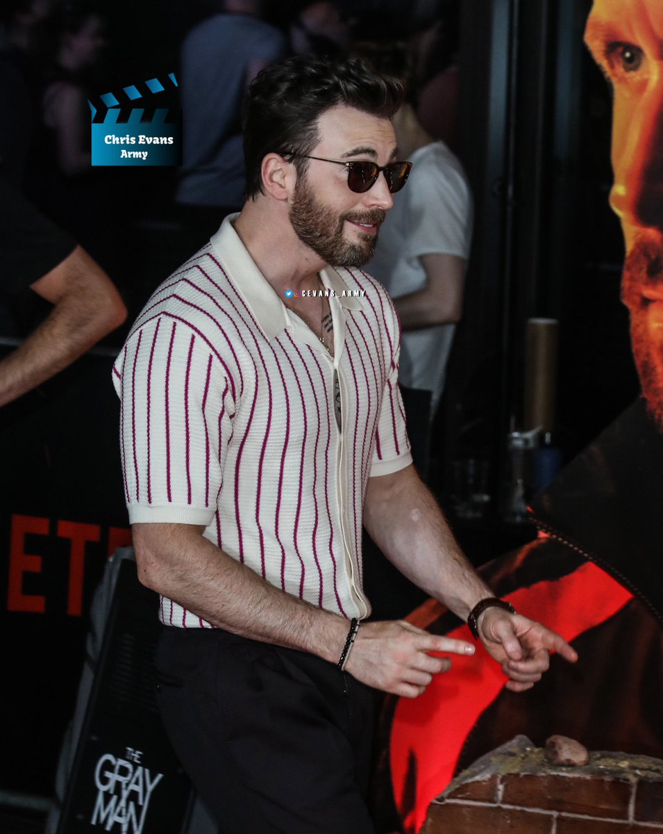 Cevans_Army's tweet photo. ⭐️ Chris durante a Première de “The Gray Man” em Londres.
Chris at “The Gray Man” Premiere in Londres.
#chrisevans #thegrayman #lloydhansen #trashstache https://t.co/C4QU68k1Vh