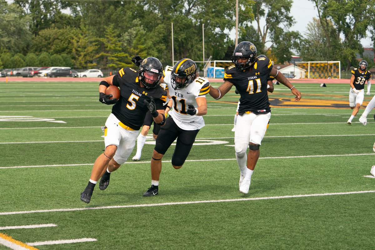 UWOFootball's tweet photo. 𝗢𝘄𝗻𝗲𝗱 𝘁𝗵𝗲 𝗺𝗼𝗺𝗲𝗻𝘁 // 1-0 

#GoldStandard | 𝟭𝟮 https://t.co/tXr7LfxzGk