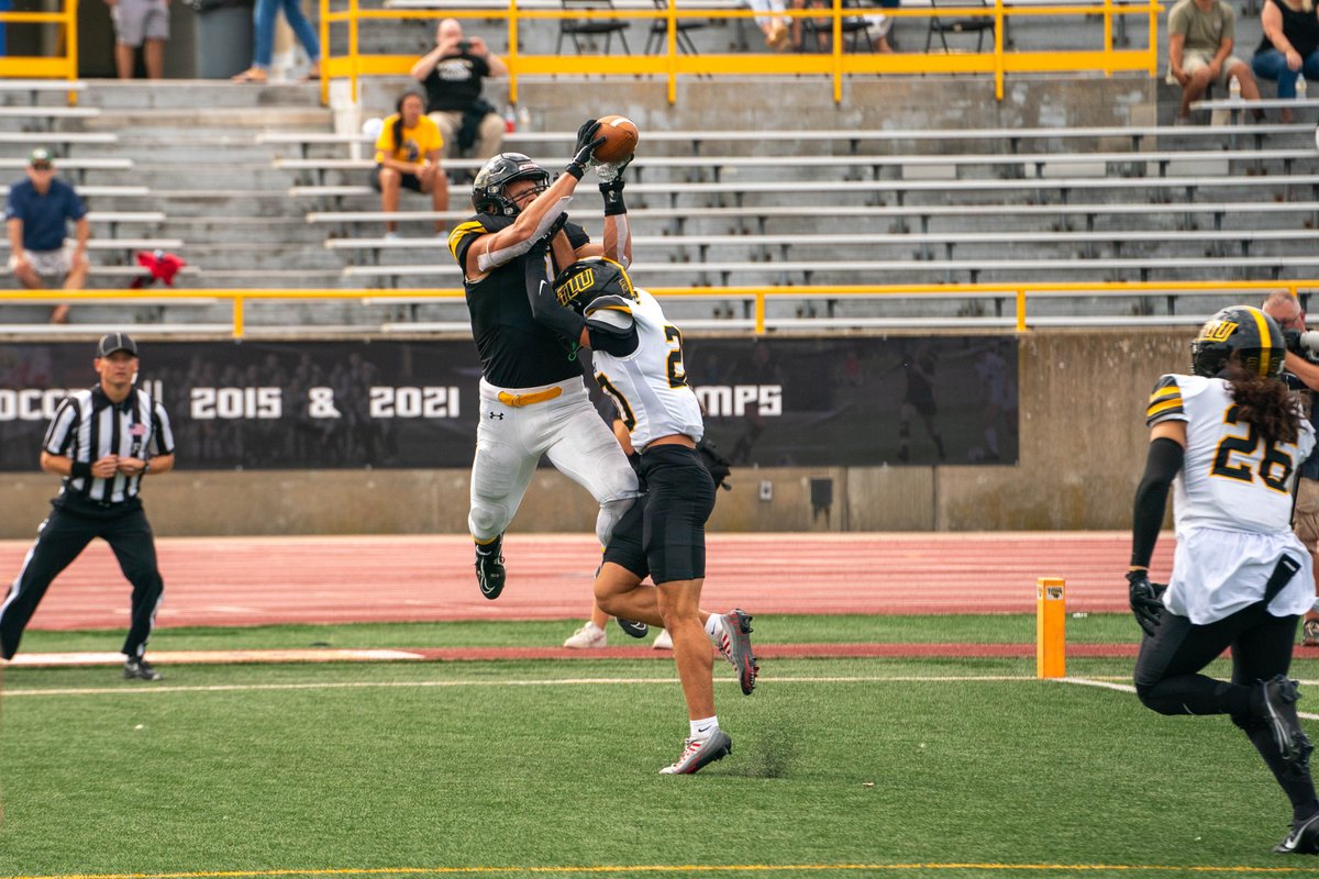 UWOFootball's tweet photo. 𝗢𝘄𝗻𝗲𝗱 𝘁𝗵𝗲 𝗺𝗼𝗺𝗲𝗻𝘁 // 1-0 

#GoldStandard | 𝟭𝟮 https://t.co/tXr7LfxzGk