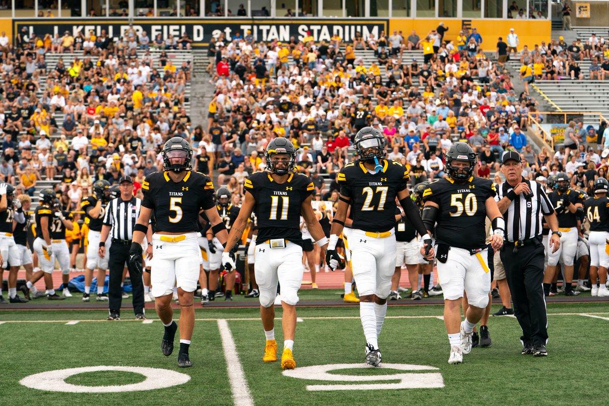 UWOFootball's tweet photo. 𝗢𝘄𝗻𝗲𝗱 𝘁𝗵𝗲 𝗺𝗼𝗺𝗲𝗻𝘁 // 1-0 

#GoldStandard | 𝟭𝟮 https://t.co/tXr7LfxzGk