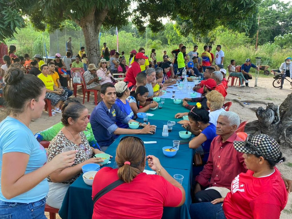 PartidoPSUV's tweet photo. Pueblo de la parroquia Marhuanta realizó sancocho comunitario https://t.co/Mv5PKrxRkD  https://t.co/20VmtDIeGy