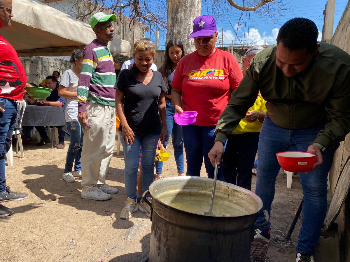 PartidoPSUV's tweet photo. En Anaco se realizó sancocho comunitario reflejando los valores revolucionarios https://t.co/dxfHxnkaZq  https://t.co/a3uMkc7FNR