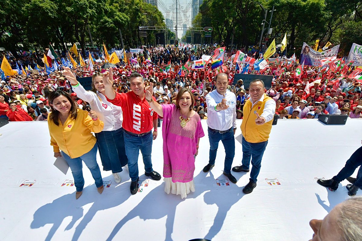 Las y los priistas acompañamos a nuestra amiga <a href="/XochitlGalvez/">Xóchitl Gálvez Ruiz</a> a recibir la constancia que la acredita como responsable de la construcción del Frente Amplio por México.

Nos sentimos muy contentos de ser parte de este esfuerzo para recuperar el rumbo de México.

¡Vamos