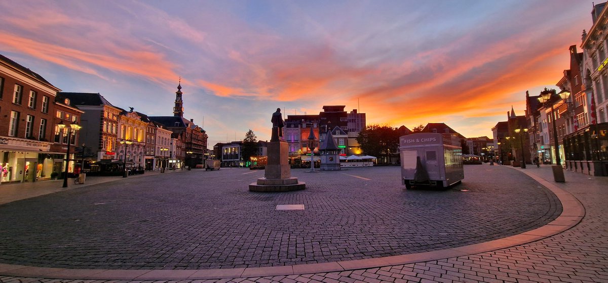 Geluksmoment op de Markt! 
#denbosch #zonsondergang