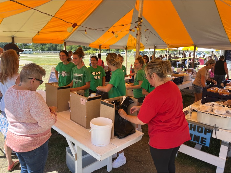 Wethersfield230's tweet photo. Goose Island takeover in the pork chop tent at Hog Days!
#OneBlockOneFlock https://t.co/SRMQygG4bC