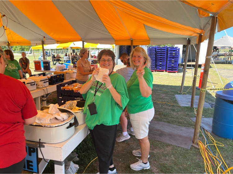 Wethersfield230's tweet photo. Goose Island takeover in the pork chop tent at Hog Days!
#OneBlockOneFlock https://t.co/SRMQygG4bC