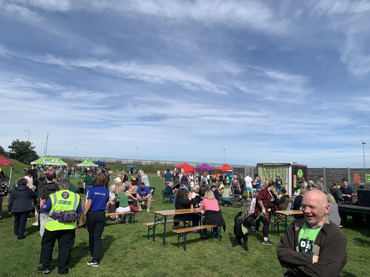 SimpsonJamie_'s tweet image. What an amazing day! Our open day was absolutely buzzing with people and dogs including many ex residents! What an amazing day 💚