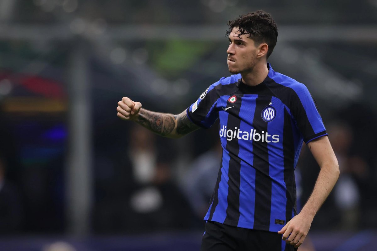theftblstatman's tweet photo. Alessandro #Bastoni’s game vs #Fiorentina game by numbers’s:

2 clearances 
2 interceptions 
2 tackles 
51 touches 
2 arial duels won
33/38(87%) accurate passes

Rock 🪨 https://t.co/wbmtpWZf9w