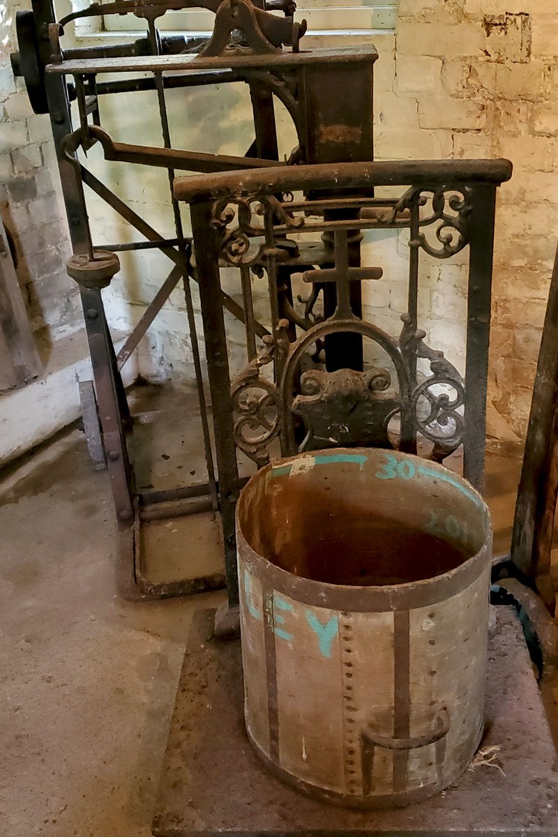 tunde_art's tweet photo. Went to see the last working watermill on the River Cam at Hinxton. The mill dates back to the 17th century, now it's owned and run by @CambridgePPF as a working museum. They turn it on from time to time, like today. 

#lostinhistory #watermill #whatsaround #cambridge https://t.co/qFMdGfvqxm