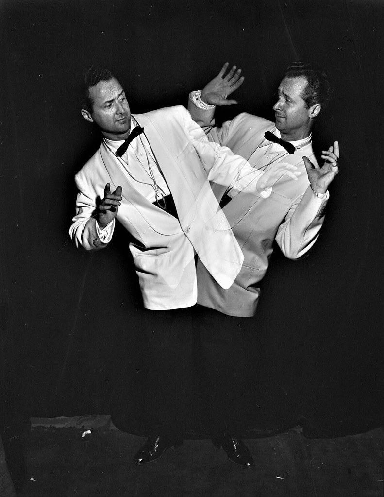 Ep. 191: In our second story this week,  become a bit confused along with some poor schmuck just trying to make a coffee run. Enjoy "Split."

👬

LISTEN to Ep. 191➡️

prose.libsyn.com/episode-191-co…

👬
 #capitalistwasteland  #speculativefiction #prosepodcast  #burnout #desperate #split