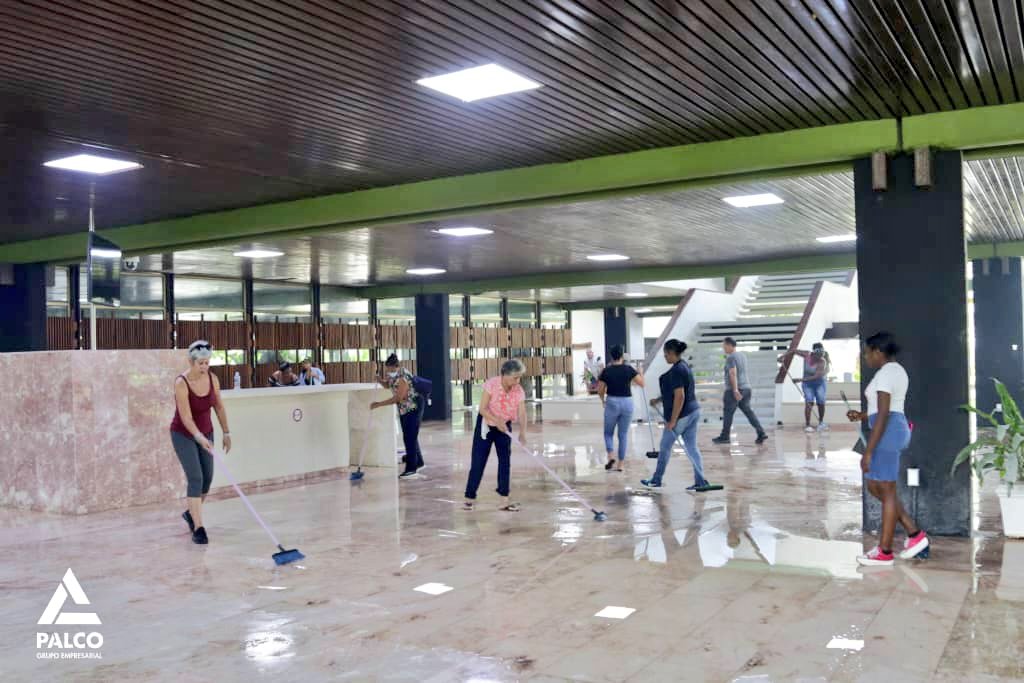 DiazCanelB's tweet photo. El Palacio de Convenciones cumple 44 años y sus trabajadores han dedicado esta jornada a apoyar las labores que allí se realizan para la Cumbre del #G77 y China.

Gracias a todos por el gran empeño que están poniendo para acoger como lo merece tan importante cita.

¡Felicidades! https://t.co/jFylAZArne