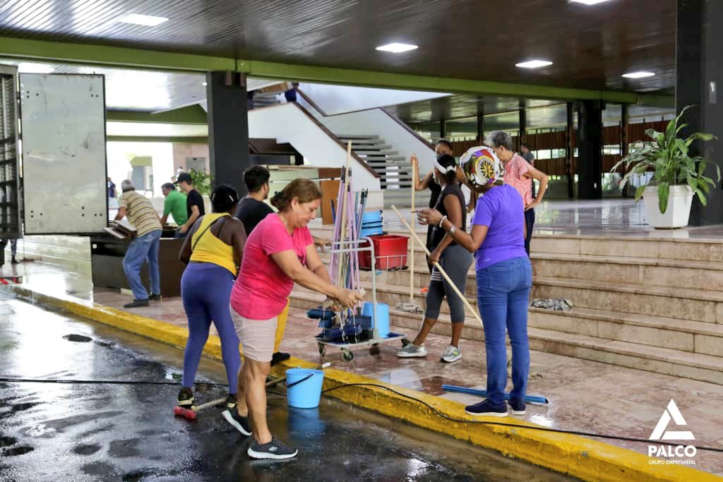 DiazCanelB's tweet photo. El Palacio de Convenciones cumple 44 años y sus trabajadores han dedicado esta jornada a apoyar las labores que allí se realizan para la Cumbre del #G77 y China.

Gracias a todos por el gran empeño que están poniendo para acoger como lo merece tan importante cita.

¡Felicidades! https://t.co/jFylAZArne