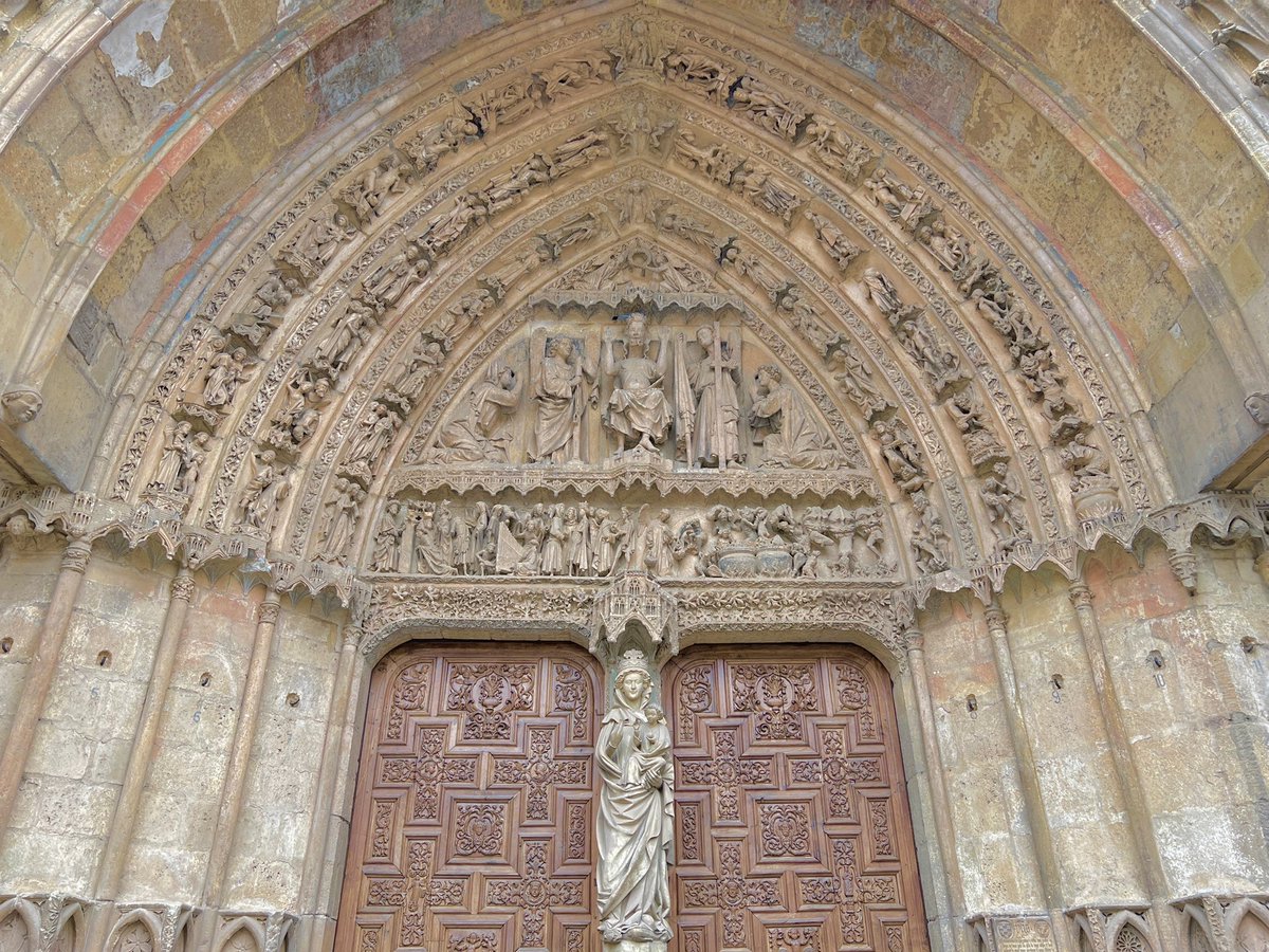 playmotraveller's tweet photo. Sabéis que, como leonés, no puedo ser objetivo. 

España tiene muchas catedrales maravillosas pero en esta cuenta el ojito derecho es la de León, mi querida ‘Pulchra Leonina’. ❤️

#LeónEsp #CatedralDeLeón https://t.co/mTRXqEPDXp