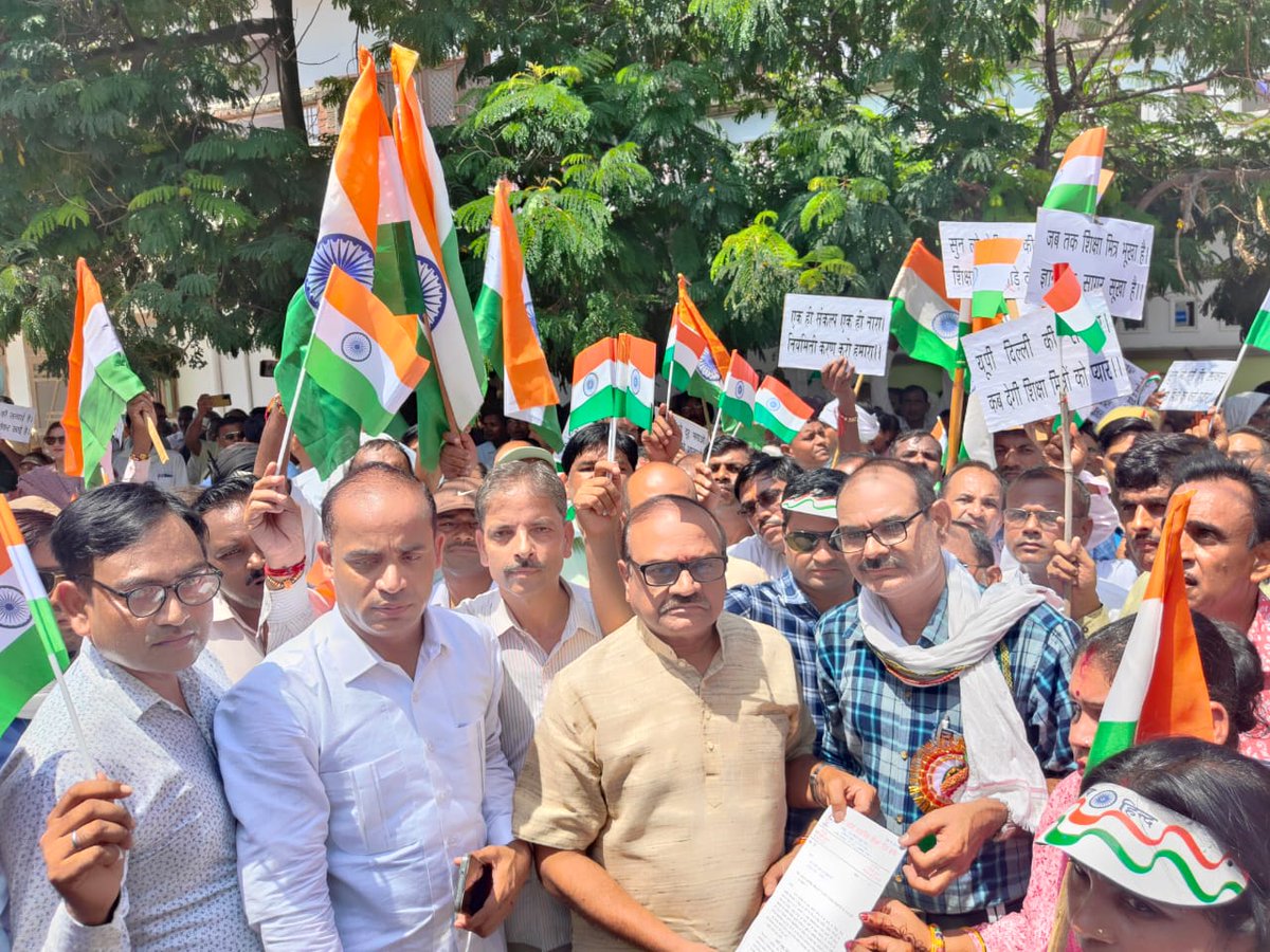 आज अपनी रोजी रोटी के सम्मान में।

हरदोई शिक्षामित्रों ने तिरंगा यात्रा निकाली खुले आसमान में।

अपने समस्याओं को लेकर माननीय सांसद श्री जयप्रकाश रावत जी को सौंपा ज्ञापन।
लोककल्याकारी यशस्वी मुख्यमंत्री जी उत्तर प्रदेश के शिक्षामित्रों का स्थाई समाधान...
<a href="/myogioffice/">Yogi Adityanath Office</a>