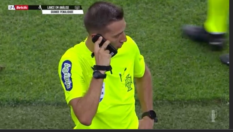 CabelhoTips's tweet photo. O árbitro puxou um celular para conversar com o VAR.

Mais de 10 minutos para concluir que um lance óbvio não foi pênalti. 

O futebol me surpreende. https://t.co/izxHYUmDvO