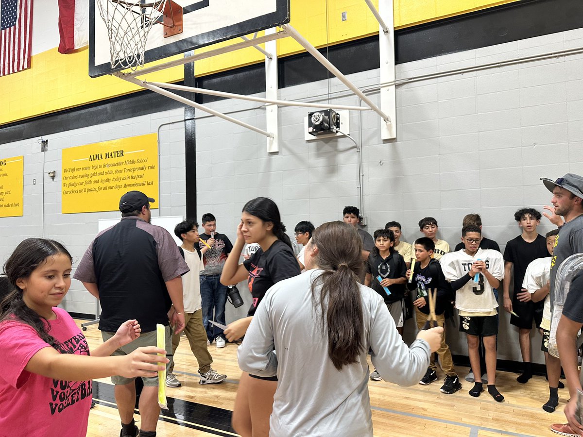 Huge shoutout to our AJB Cheer team for providing our athletes with a cold treat after being in the heat! @toro_cheer_ajb <a href="/SeguinISD/">Seguin ISD</a>