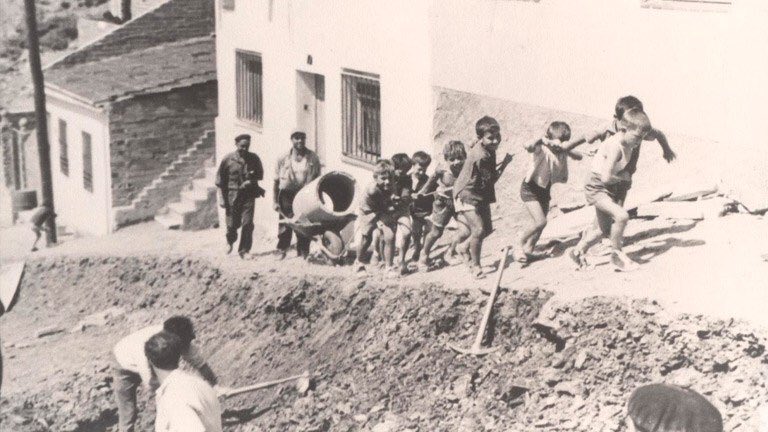 joan_vdg's tweet photo. Juliol de 1964.

Veïns i veïnes de Les Roquetes, a Nou Barris, fartes d’exigir la instal·lació de clavegueram, van decidir autoorganitzar-se.

Així, de forma comunitària, van construïr-lo durant mesos, dignificant entre totes un barri abadonat per l’administració franquista. https://t.co/kI0rBLS4ii
