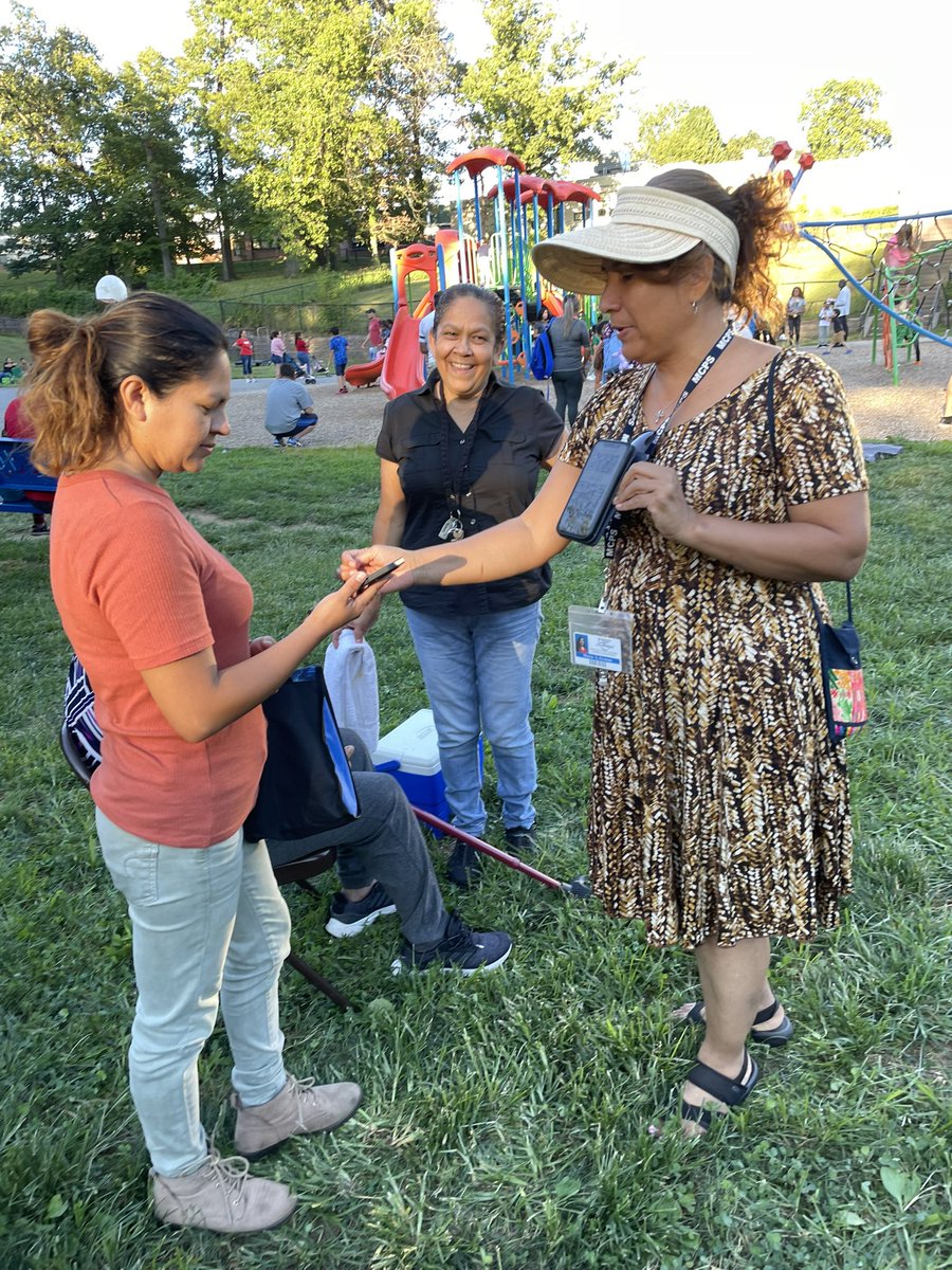 HighlandES_CSL's tweet photo. Another successful #BacktoSchool #Picnic under our belts! #HighlandES families, staff and community members creating memories. @MCPSCommunitySc @MCPS @MCPSEspanol 
#PCC #LinkagestoLearning #CommunityBridges #PartyintheUSA https://t.co/O3uUrt9yNs