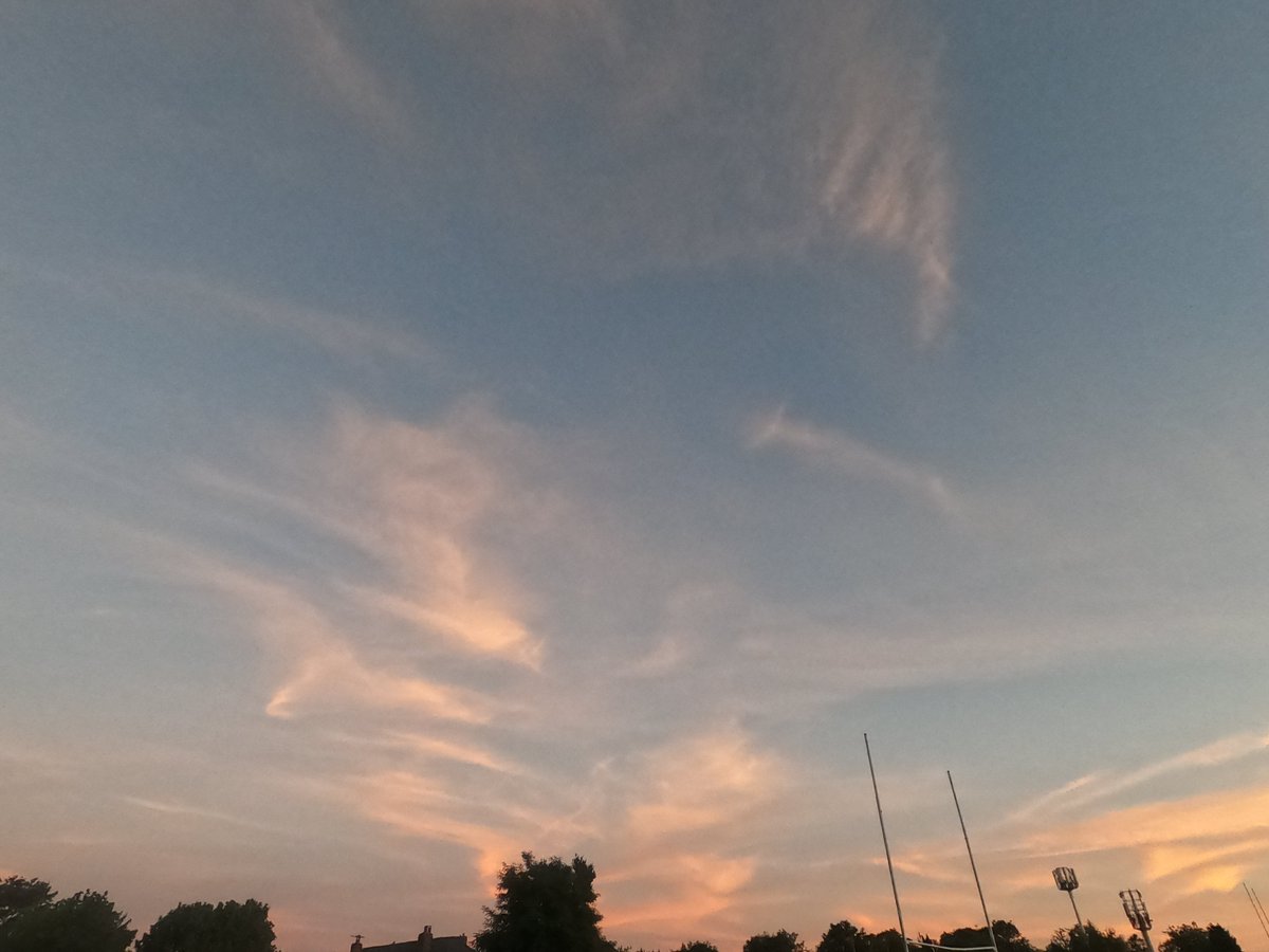 DELTA9_DELTA9's tweet image. evening chemical sky north birmingham uk 3.9.23 #StratosphericAerosolInjection  #solarradiationmanagement #geoengineering #chemtrails