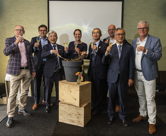 Denso and Certhon plant symbolic seed during celebration of collaboration @Certhon @densoeurope hortidaily.com/article/955594…