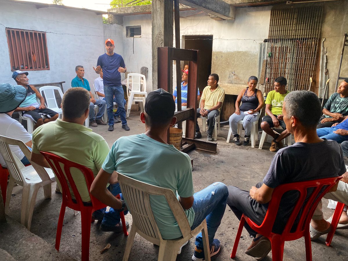 JuanRodriguezVP's tweet photo. Desde la parroquia San Lorenzo, municipio Montes, organizando a nuestros equipos de cara a las primarias de este 22 de Octubre. Movilizados llevando el mensaje de @freddysuperlano y del valiente pueblo de Barinas en cada rincón del estado Sucre
#YoParticipoXVenezuela #SiPodemos https://t.co/O4ckKEbBgK