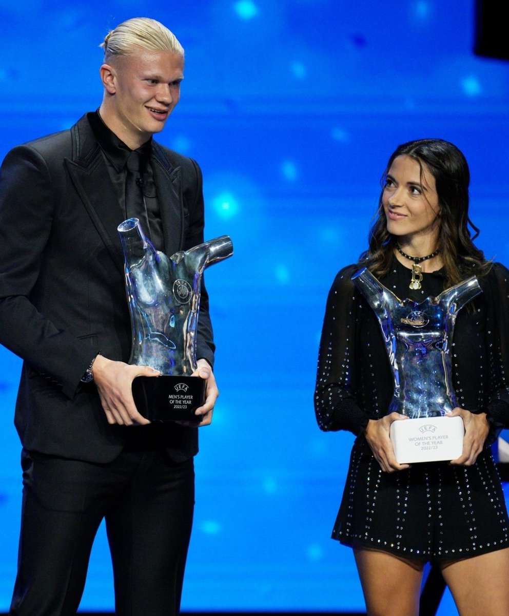 Me encanta esta foto. Aitana Bonmatí y Erling Haaland, elegidos los dos mejores jugadores de la UEFA 2022/2023 con todo merecimiento.

#Haaland #UEFA #UEFAawards #AitanaBonmati