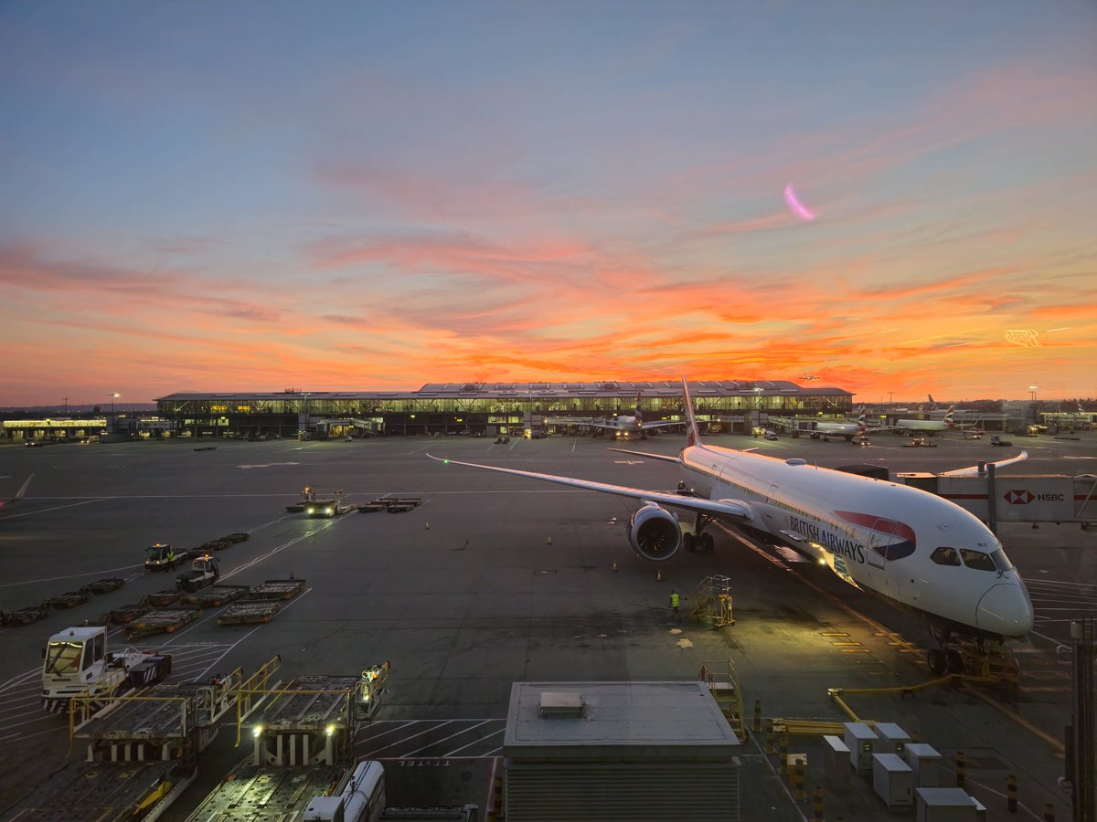 Fishcake76's tweet photo. When you're delayed, but at least there's a nice sunset. @britishairways @HeathrowAirport #BA404 (note, the 404 is not in this picture, but to the stand to the left of the shot!) https://t.co/365Wjq8MYl