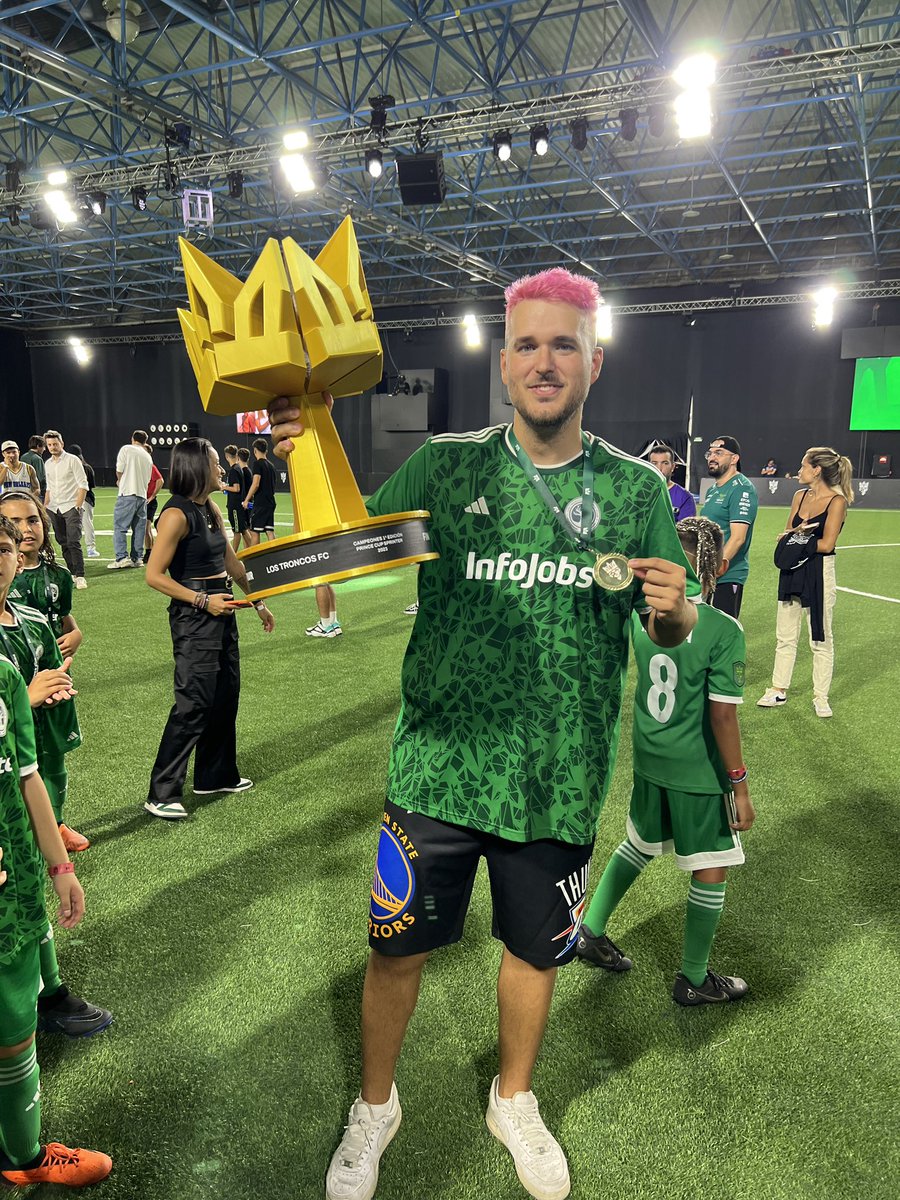 LosTroncosFC_'s tweet image. Le puso nombre de árbol en la camiseta a sus jugadores.
Ha estado en todas las final four.
Ha ganado la Prince Cup.
Perxitaa, maestro del fútbol tronco.