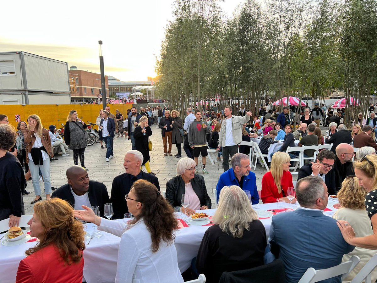 Berliner Philharmoniker (@berlinphil) on Twitter photo Am Abend am Kulturforum: Die Gastgeber*innen und Nachbar*innen des «Tag im Grünen» treffen sich an der längsten Festtafel des Tiergartens, wo heute Nachbar*innen, Freund*innen und neue Bekannte zusammenkamen.
#kultursommerfestivalberlin
📸 <a href="/kulturprojekteb/">Kulturprojekte Berlin</a> Am Abend am Kulturforum: Die Gastgeber*innen und Nachbar*innen des «Tag im Grünen» treffen sich an der längsten Festtafel des Tiergartens, wo heute Nachbar*innen, Freund*innen und neue Bekannte zusammenkamen.
#kultursommerfestivalberlin
📸 <a href="/kulturprojekteb/">Kulturprojekte Berlin</a>