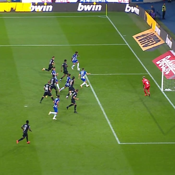 Fora de jogo claro no golo do empate do FC Porto