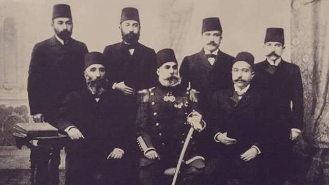 Organên medyaya civakî radigihînin ku Kamîl Bedirxan demekê li Qaxizmanê/Qersê maye û hin xizmên wî li wir hebûne? Çavkanîk jî dibêje ku konsolosê rûs sala 1923 ligel Kamîl Bedirxan li Qersê civiyaye (R. Alakom, Kars Kürtleri, 2009, rûp.257). KB ji çepê kesê çarem li ser pêyan: