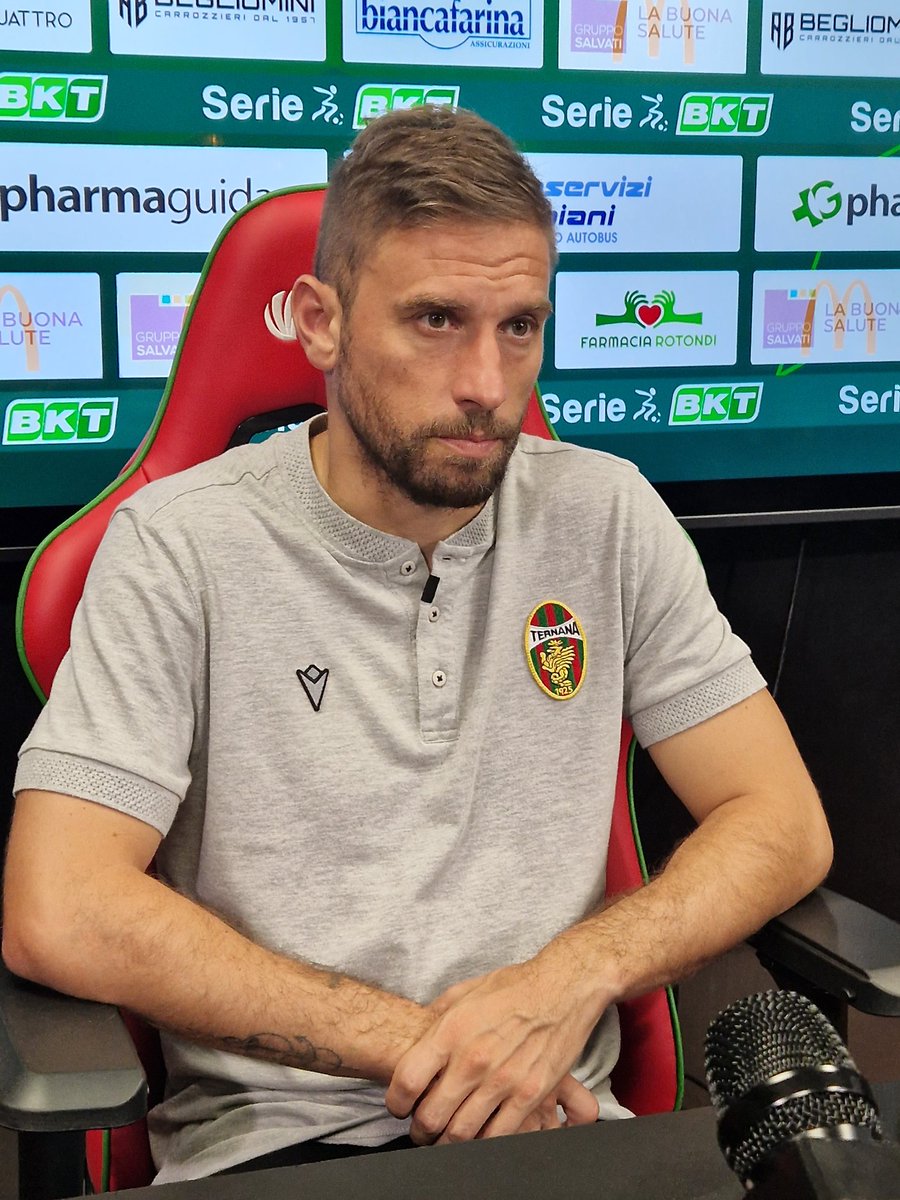 TernanaOfficial's tweet photo. 🎙 Federico #Dionisi post #TerBar 0-0: "Felice di essere finalmente qua. Ora però voglio dare tutto per aiutare la squadra. Si sta creando empatia, siamo un bel mix tra giovani ed esperti. Questi giorni pre-Como devo servirci a crescere". 🟥🟩
#NoiSiamoLaTernana https://t.co/y6qBshZA5A