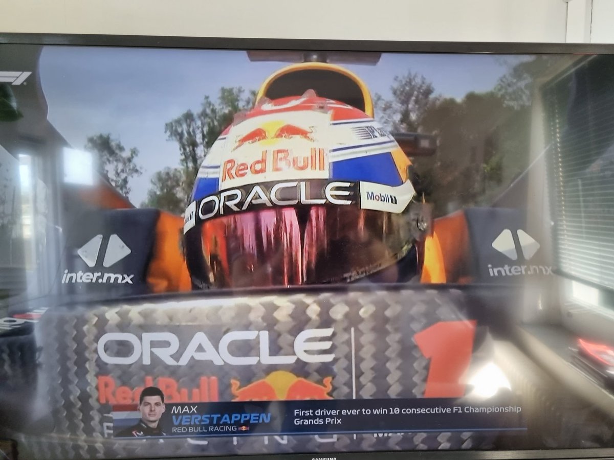 Onvoorstelbaar en toch gelukt. 10x op rij een F1 race winnen. Wat een fenomeen #GPMonza #MaxVerstappen <a href="/VerstappenCOM/">Max Verstappen</a> <a href="/redbullracing/">Oracle Red Bull Racing</a> <a href="/ZS_Racing/">Ziggo Sport Racing</a>