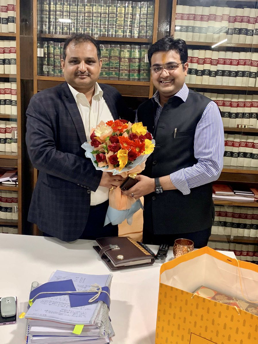 ParasChauhanIND's tweet photo. 🌺Today during my Visit of Lucknow, I had a Pleasant meeting with my Elder brother and Senior Shri Prashant Singh Atal ji @atalprashant , Chief Standing Counsel-UP &amp; Co-Chairman-Bar Council of UP. Today Honoured by him through his Signed book along with his guidance and blessings https://t.co/KfoI4WN3ws