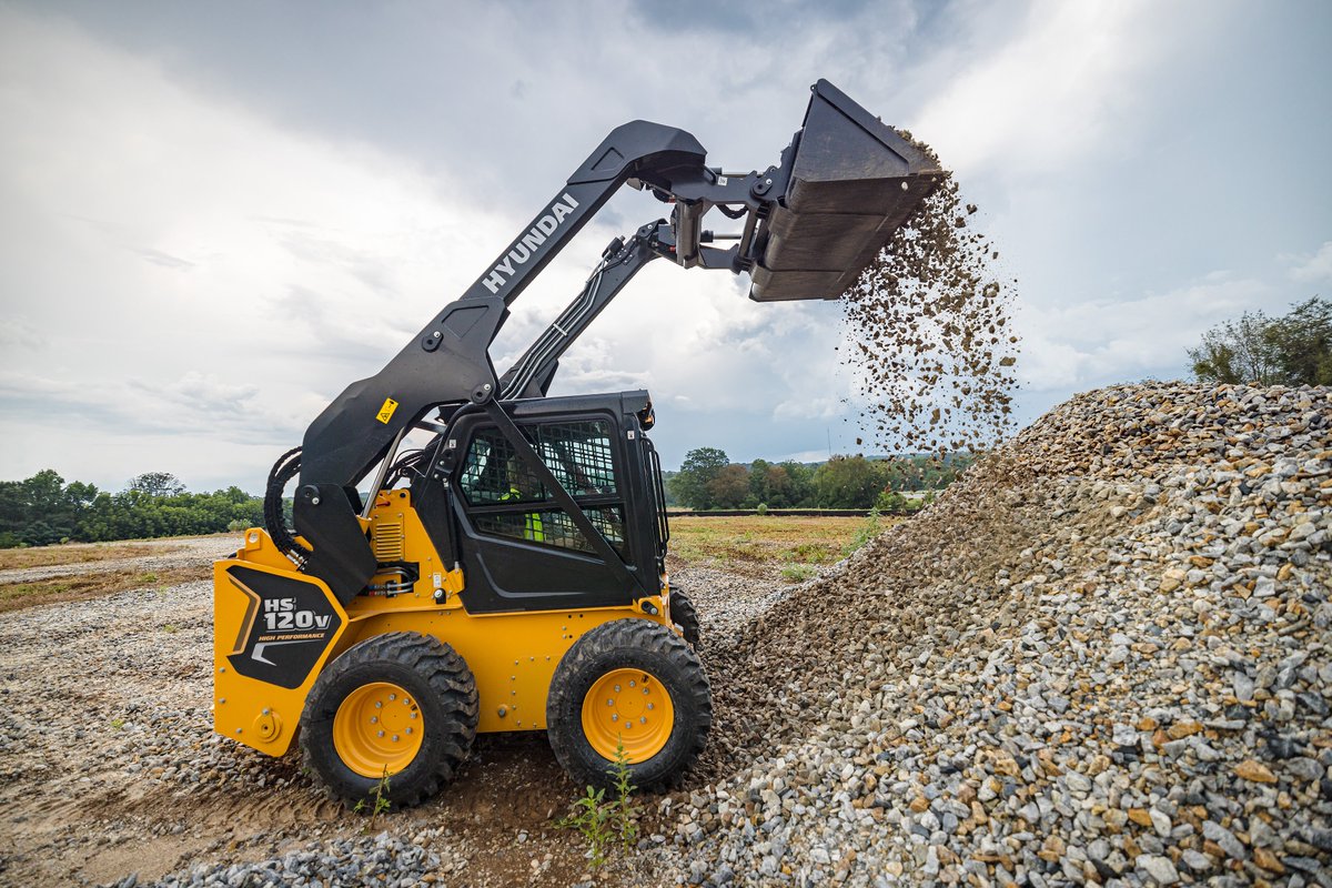 hyundaiceusa's tweet image. HS120V Hyundai skid steer in action, with ride control that offers extra load retention and enhances productivity. 
Watch it in action: youtu.be/P7rEZXl13nY 

#skidsteer #Hyundaiequipment #compactloader #hs120v