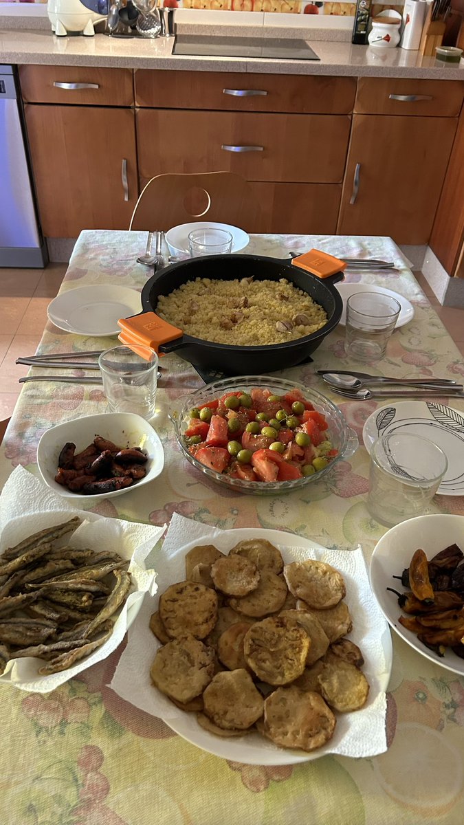 miguelcazorlag's tweet photo. Hoy en #Almeria es costumbre, tras la lluvia, hacer #MigasDeAlmeria en familia, con sus berenjenas, Pescaito frito, morcilla, longaniza, una ensalada, pimientos fritos….
Aquí 👇están las mías con sus ajos y todos sus tropezones, FELIZ primer DOMINGO de Septiembre a todos. https://t.co/quMJGMgAUr