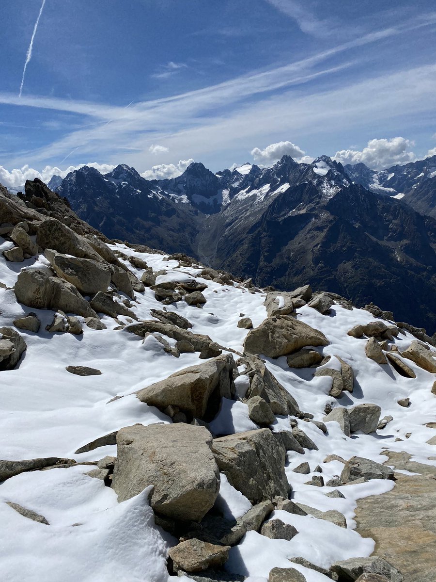 PierrePaufique's tweet photo. Belle dernière journée de vacances dans le massif du Soreiller. Aiguille W, aiguille centrale et Dibona.Le cirque est magnifique et l’ambiance au refuge très sympa !! Recommandé https://t.co/gZtku5Oh6r