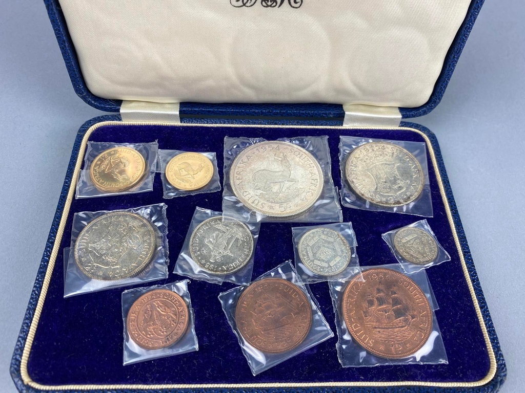 cngcoins's tweet image. AUCTION HIGHLIGHT: Lot 650. E-Sale 546. SOUTH AFRICA, Union of South Africa (British Dominion). Elizabeth II. 1952-2022. Mint Set. Pretoria mint. Dated 1954.

【Electronic Auction 546】 Ends Sep 13, 2023, 10 AM EDT.
.
.
.
#cng #ProofSet #mintset #southafrica #coins #numismatics