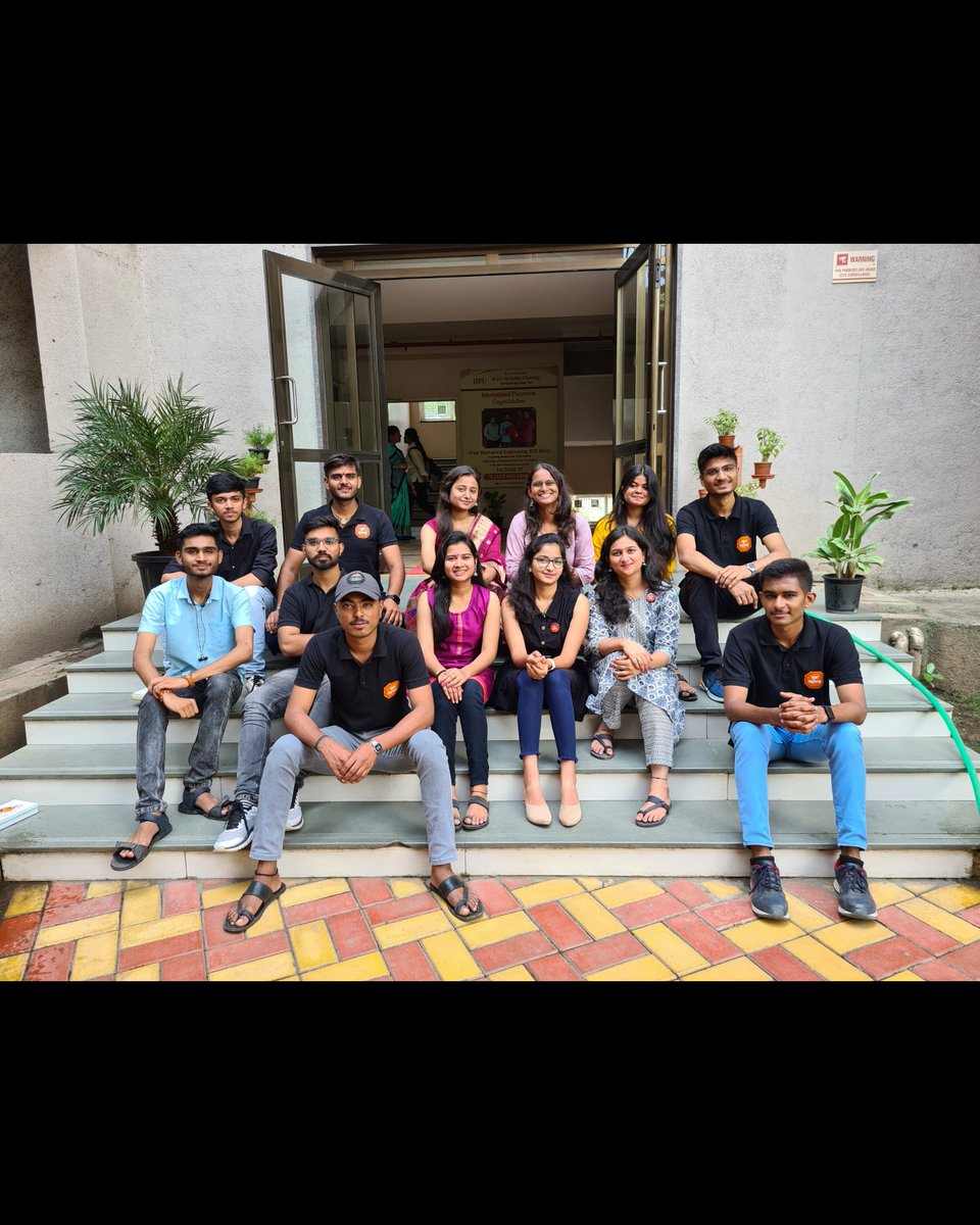 YuvaShiledaar's tweet photo. एक राखी ह्यांना पण !! 
युवा महाराष्ट्र स्वयंसेवकांनी रक्षाबंधनाचा हा सण आमच्या महाविद्यालयातील शिक्षकेतर कर्मचार्‍यांसोबत साजरा करण्याचे ठरवले होते,तर आमच्या स्वयंसेवकांनी केलेल्या कार्यक्रमाची ही झलक.
#yuva_maharashtra 
#yuva_shiledar 
#samuhiksohala
#rakshabandhan2023 https://t.co/uE6Pav4uZg