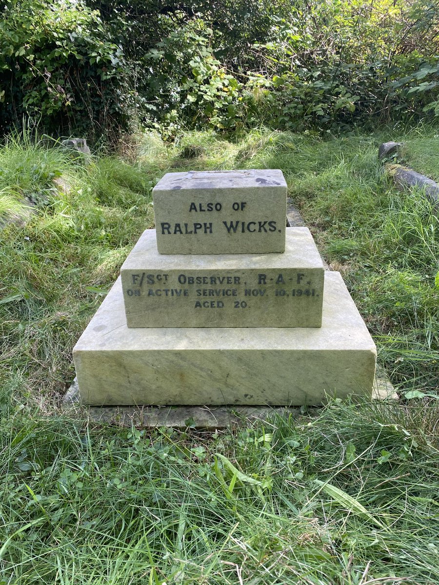 LauraDrizzle's tweet image. Today on #EOHO duty for @CWGC I tidied up the resting place of Flying Officer Victor Houghton Wicks, died Aug 1921 when the R38 airship had a structural failure and crashed into the Humber Estuary. Always rewarding to uncover words on kerbs - Per Ardua Ad Astra in this instance