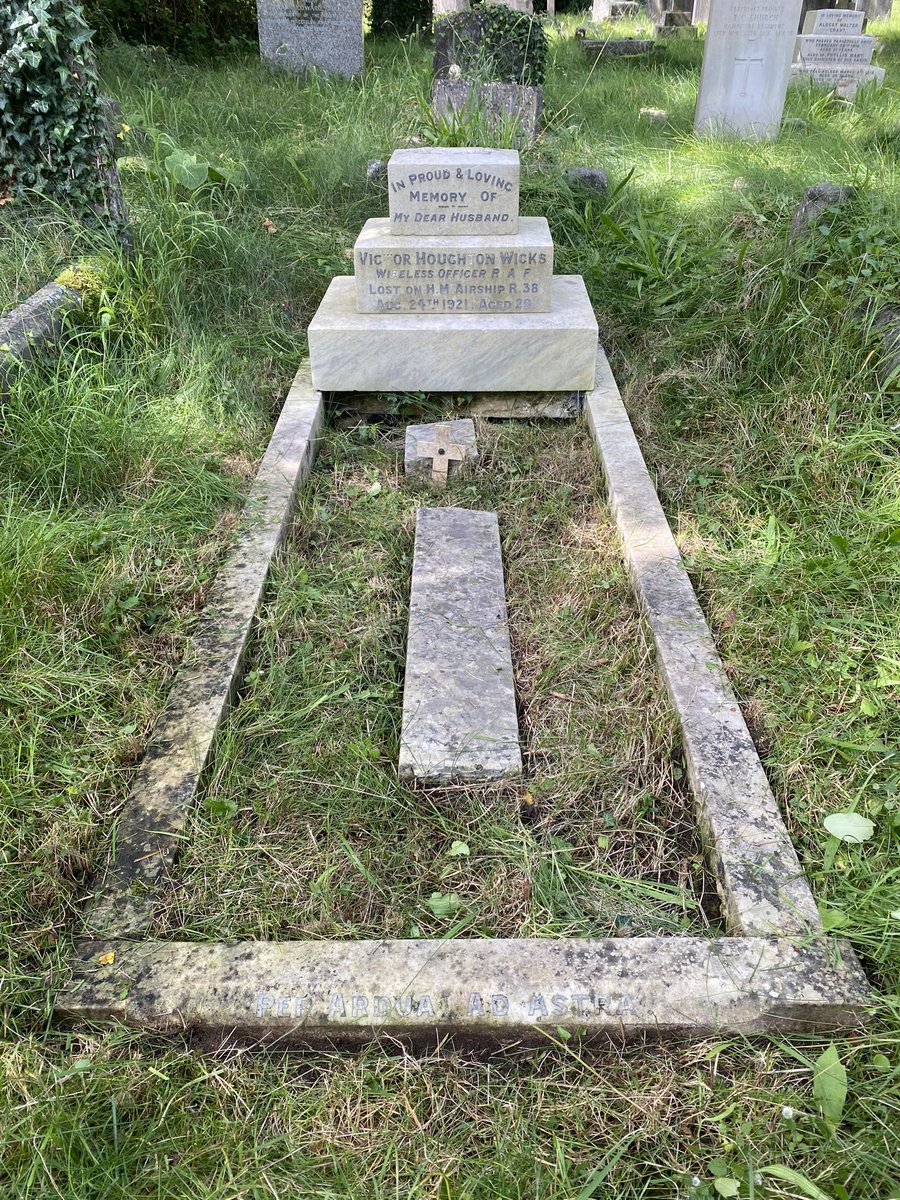 LauraDrizzle's tweet image. Today on #EOHO duty for @CWGC I tidied up the resting place of Flying Officer Victor Houghton Wicks, died Aug 1921 when the R38 airship had a structural failure and crashed into the Humber Estuary. Always rewarding to uncover words on kerbs - Per Ardua Ad Astra in this instance