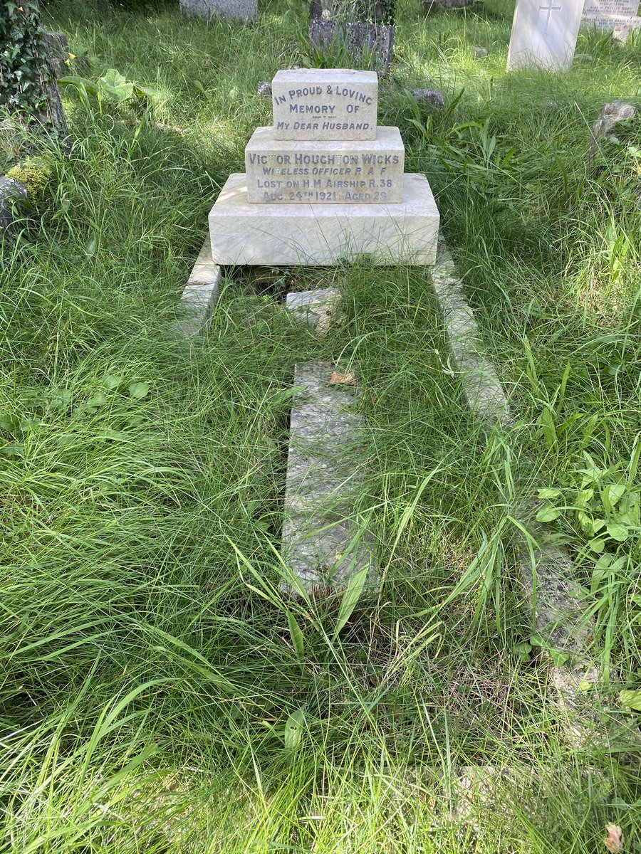 LauraDrizzle's tweet image. Today on #EOHO duty for @CWGC I tidied up the resting place of Flying Officer Victor Houghton Wicks, died Aug 1921 when the R38 airship had a structural failure and crashed into the Humber Estuary. Always rewarding to uncover words on kerbs - Per Ardua Ad Astra in this instance