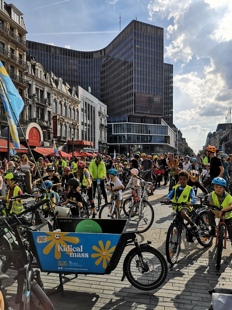Hâte de vous revoir en masse pour la toute grande Kidical Mass de Bruxelles! RDV au village vélo à la place du Béguinage apd 13h! 📷📷📷📷📷 #bxl #bikeculture
Invitez vos amis et votre famille et célébrez avec nous trois ans de Parades Kidicals à Bruxelles! The Big Kidical Mass