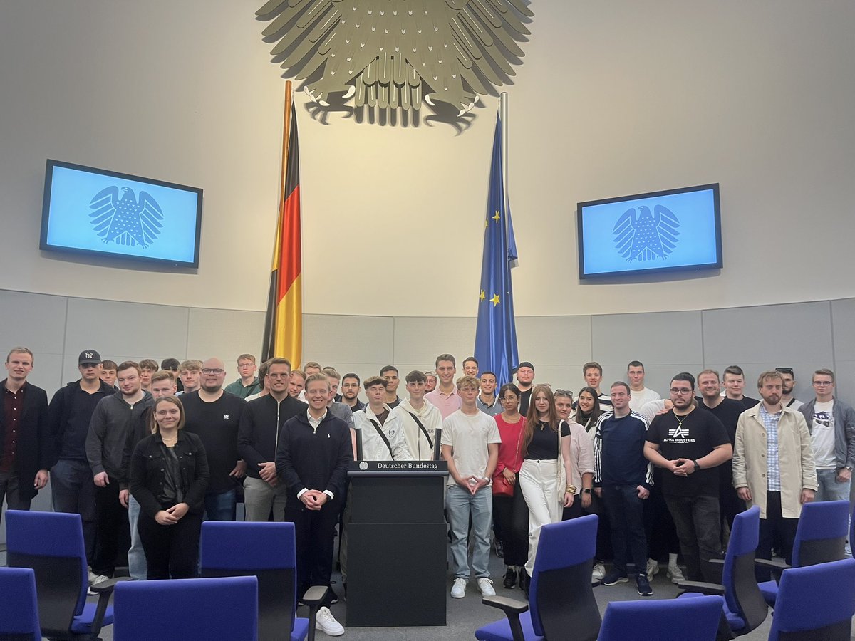 Besuch in #Berlin! 🏛️
Ab heute besuchen mich die <a href="/Junge_Union/">Junge Union Deutschlands</a> in Hamm, Dortmund sowie meine <a href="/JU_KreisUnna/">JU Kreis Unna</a>. 🚎
Los ging es mit einer Besichtigung im Futurium sowie einem Planspiel in der Ausstellung des Deutschen Doms. 🎤
Ich freue mich schon auf euren Besuch im #Bundestag! 🤝🏻