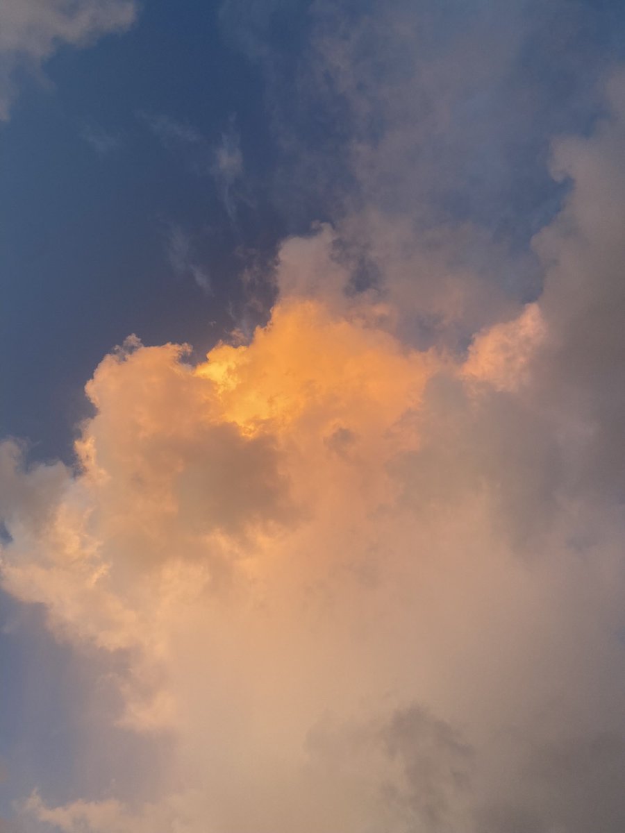 olayafb_'s tweet photo. Hola q tal, vengo a dejar constancia de este atardecer tan ✨🥹 del 12 de agosto a las 18:50.
Poca cosa más a añadir, mejor juzgar vosotros…. a bueno si; q d repente me empezó a picar todo el cuerpo y tuve q salir corriendo  y  pco después calló una q no veas pero 🤙🏼🤙🏼🤙🏼 https://t.co/0gg5gnqAFa