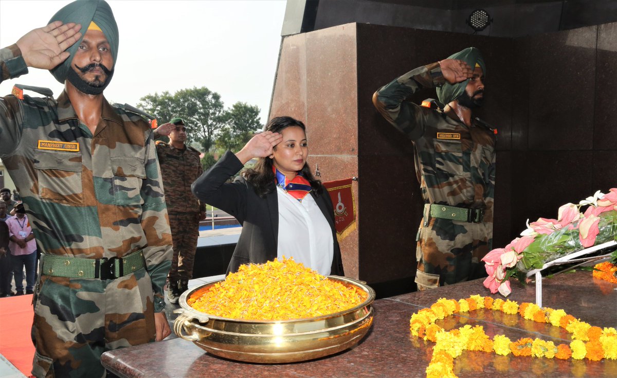 prodefencejammu's tweet photo. The 2023 edition of
#DefenceCorrespondentsCourse (DCC) under @spokespersonmod arrived in #Jammu for #ForwardAreaTour under @NorthernComd_IA & @westerncomd_IA. They visited Balidan Stambh & were briefed about the valour & sacrifices of our Brave Soldiers.
@SpokespersonMoD https://t.co/44VtZD0EYL
