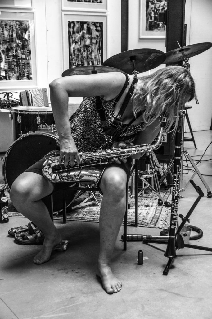 jazzkeller69's tweet photo. Samstag, den 9.09., um 16 Uhr @ Industriesalon Schöneweide / Tag des offenen Denkmals 2023 / Vernissage „IN LINEARTRÄUMEN“ / Musik: Das Chewbaka Debakel (Edith Steyer – alto sax; Declan Forde – piano; Maike Hilbig – bass; Martial Frenzel – drums) https://t.co/zuOh4DMwzW https://t.co/R9dNPiHmyM