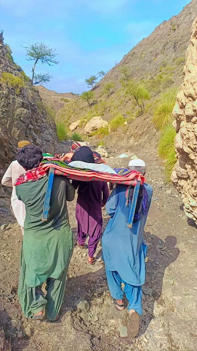 #وڈھ بلوچستان کی ایک تازہ تصویر
خاتون کو ڈیلیوری کیلئے ریسکیو کیا جا رہا ہے
آج 3 ستمبر 2023 کو بلوچستان کے ضلع خضدار #وڈھ کے علاقہ کراڑو میں روڈ نہ ہونے کی وجہ سے ایک خاتون  کو لوگ اپنی مدد آپ کے تحت ریسکیو کر رہےہیں۔
#wadh 🙏